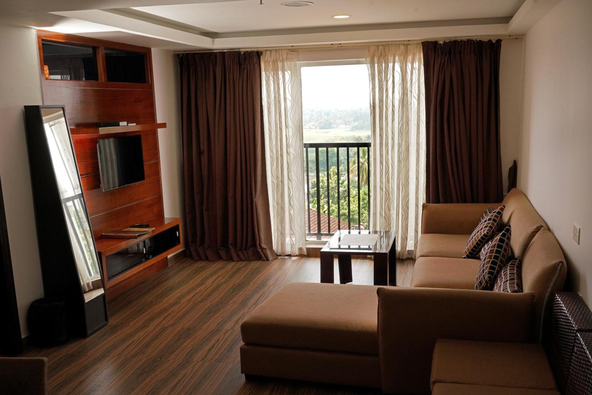 Kga Elite Continental Hotel Tiruvalla Exterior photo